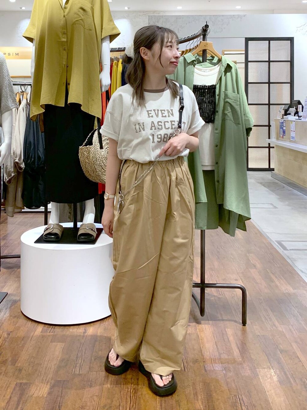 ベージュ系のその他パンツ、ブラック系のサンダル、ベージュ系のTシャツ/カットソーを着用したレディースの夏コーディネートの6枚目の写真