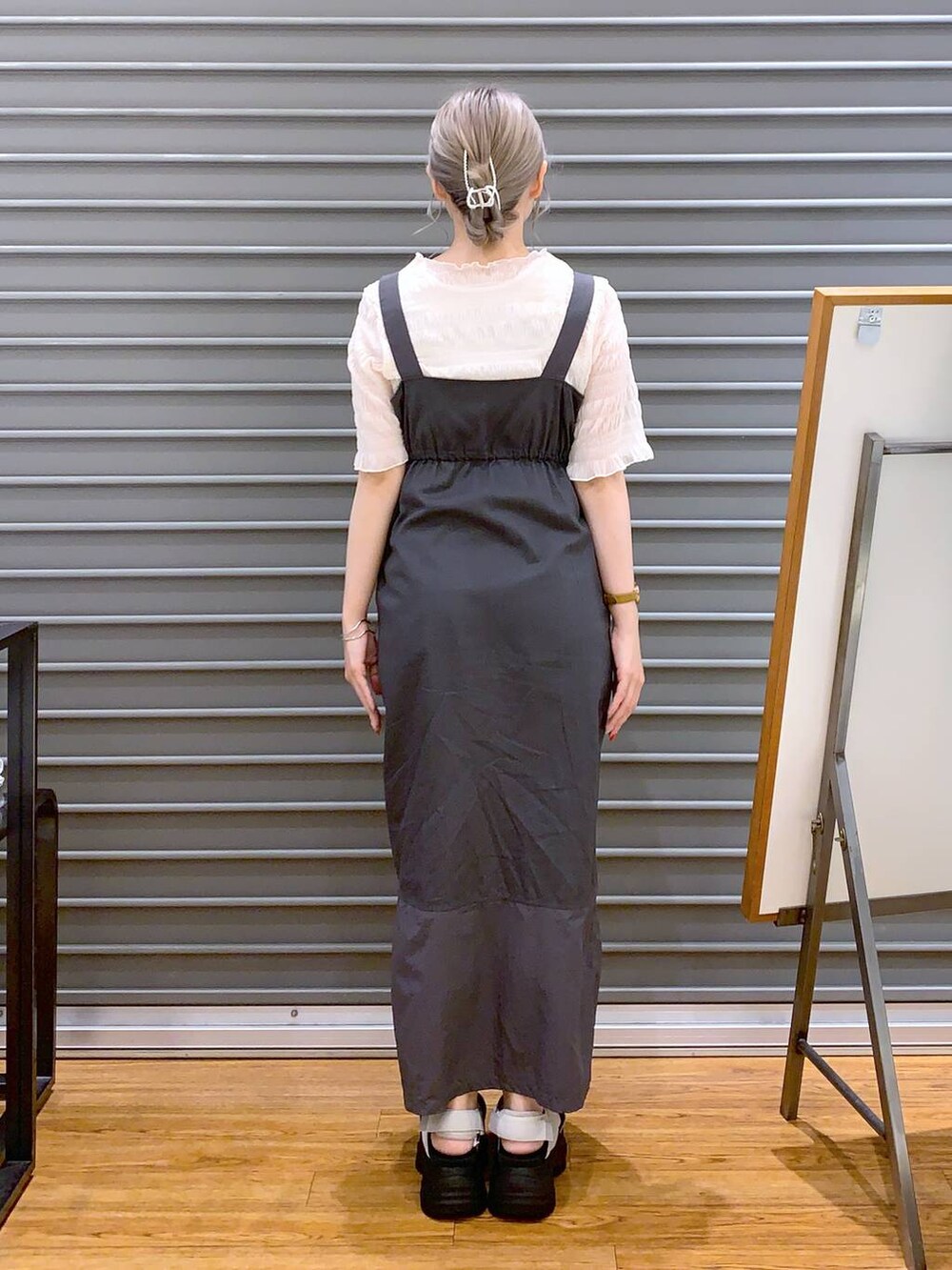 ホワイト系のTシャツ/カットソー、グリーン系のトートバッグ、ホワイト系のサンダルを着用したレディースの夏コーディネートの2枚目の写真