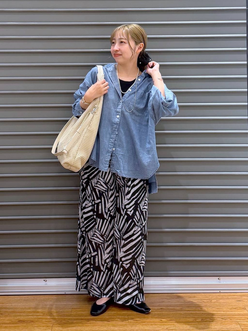 ブラック系のその他パンツ、ブラック系のパンプス、ブルー系のシャツ/ブラウスを着用したレディースの春コーディネートの4枚目の写真