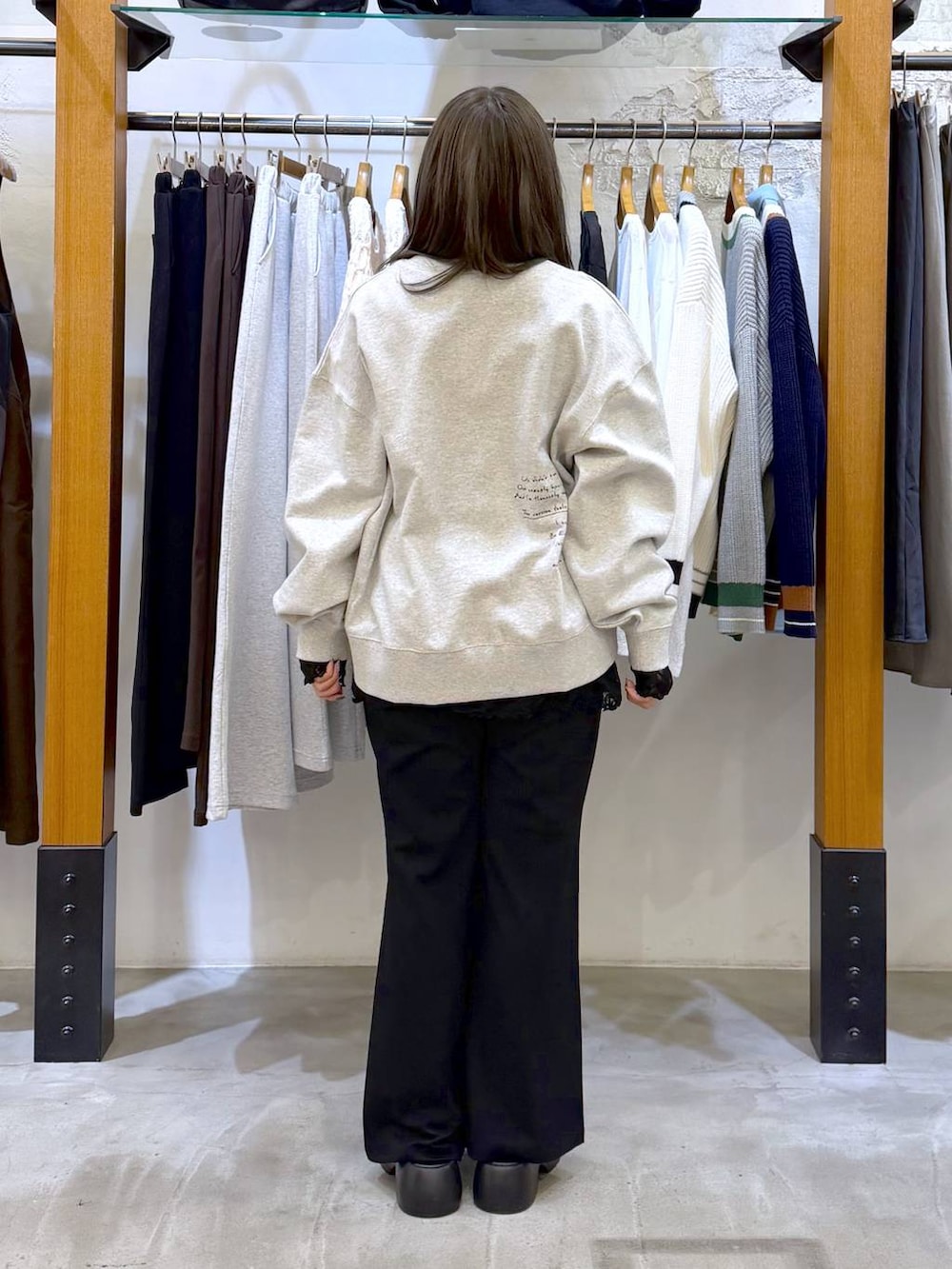 グレー系のショルダーバッグ、ブラック系のサンダル、ブラック系のその他パンツを着用したレディースの冬コーディネートの2枚目の写真