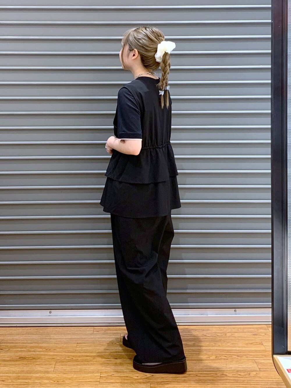 シルバー系のサンダル、ブラック系のつなぎ/オールインワン、グレー系のショルダーバッグを着用したレディースの夏コーディネートの3枚目の写真