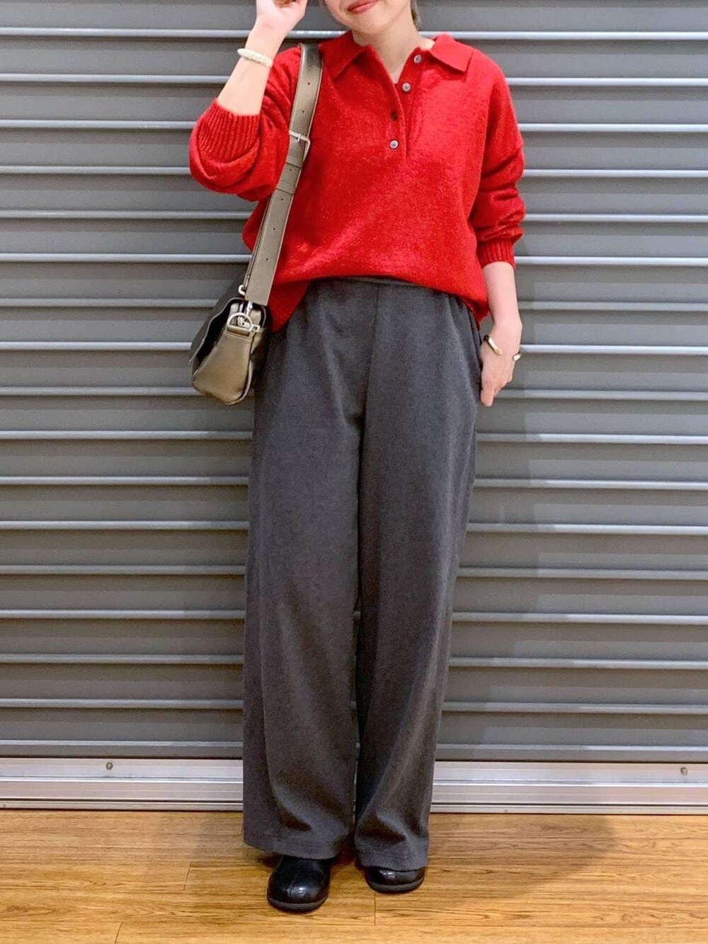 その他のショルダーバッグ、グレー系のその他パンツ、レッド系のニット/セーターを着用したレディースの冬コーディネートの7枚目の写真