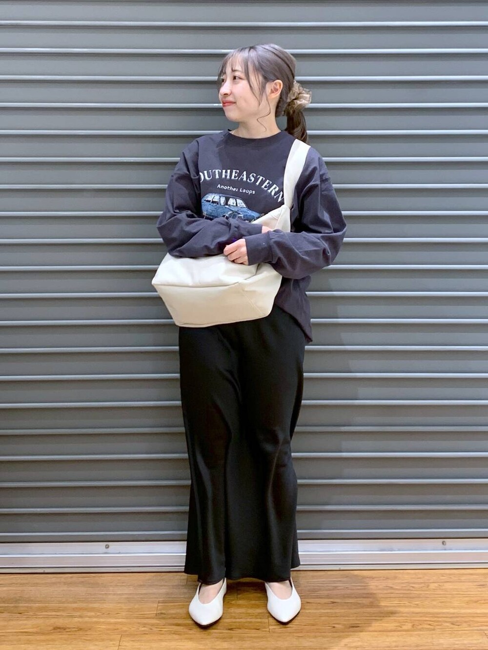 ブラック系のスカート、ホワイト系のパンプス、グレー系のTシャツ/カットソーを着用したレディースの春コーディネートの5枚目の写真
