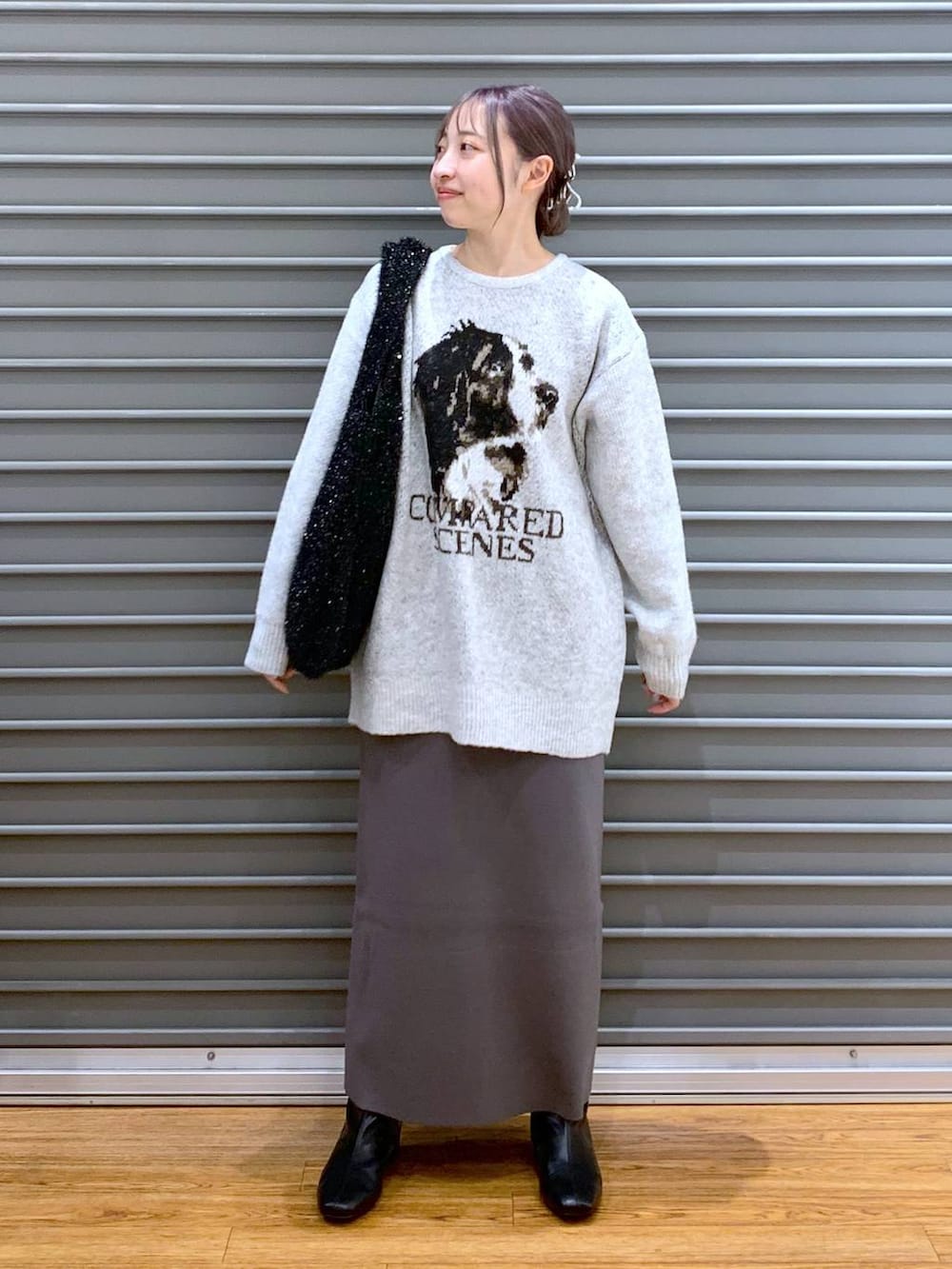 ブラック系のショルダーバッグ、グレー系のスカート、ブラック系のブーツを着用したレディースの冬コーディネートの3枚目の写真