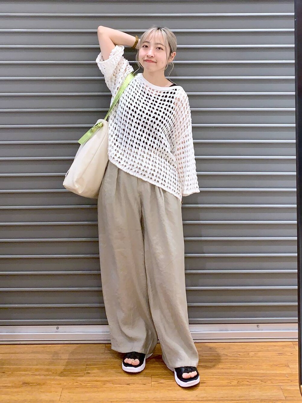 ブラック系のサンダル、ホワイト系のショルダーバッグ、ブラック系のタンクトップを着用したレディースの夏コーディネートの3枚目の写真