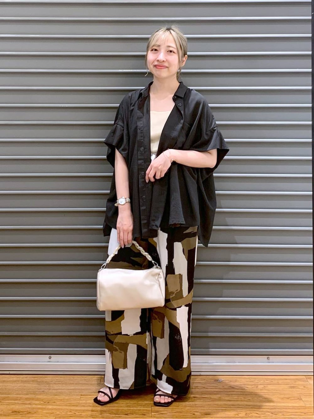 「ゆったり、ワイドパンツ、シャツ、デート/ロマンティック、旅行、女子会、ベーシック/シンプル、20代_LEPSIM、サンダル、おでかけ、低身長、カジュアル、きれいめ、休日コーデ、楽ちんコーデ」｜「LEPSIMのサラキレ5分袖ポンチョ　242899（シャツ/ブラウス、グレー系）」を使った、daharalepsimさん（レディース・151cm）の夏コーディネートの5枚目の写真