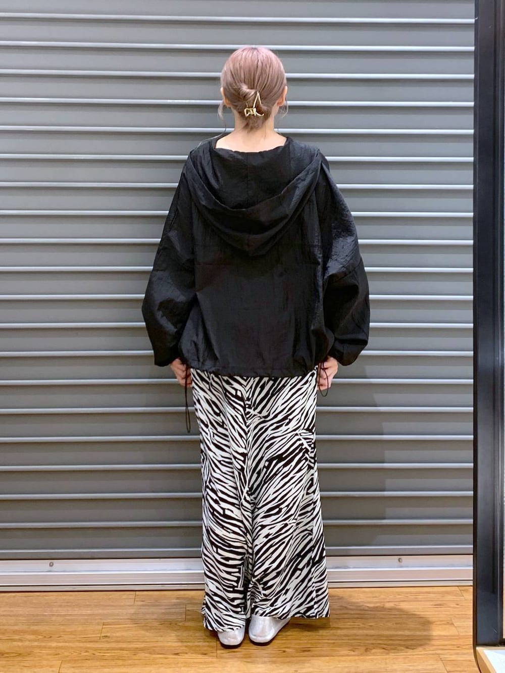 ブラック系のショルダーバッグ、シルバー系のパンプス、ブラック系のパーカーを着用したレディースの秋コーディネートの2枚目の写真