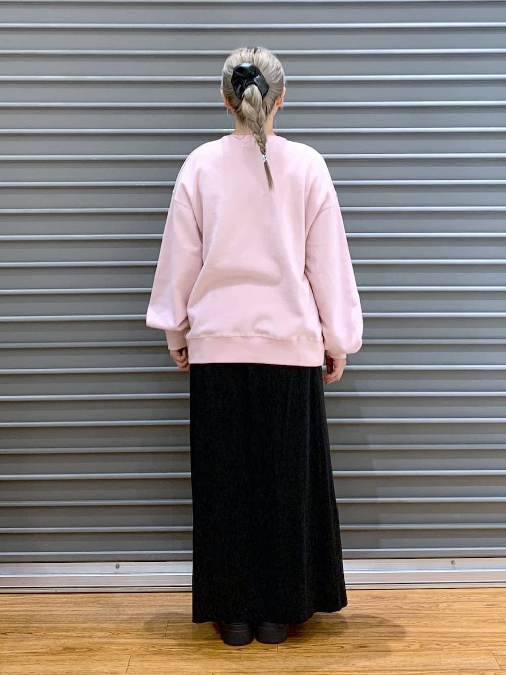 ブラック系のショルダーバッグ、グレー系のその他アウター、ブラック系のブーツを着用したレディースの冬コーディネートの3枚目の写真