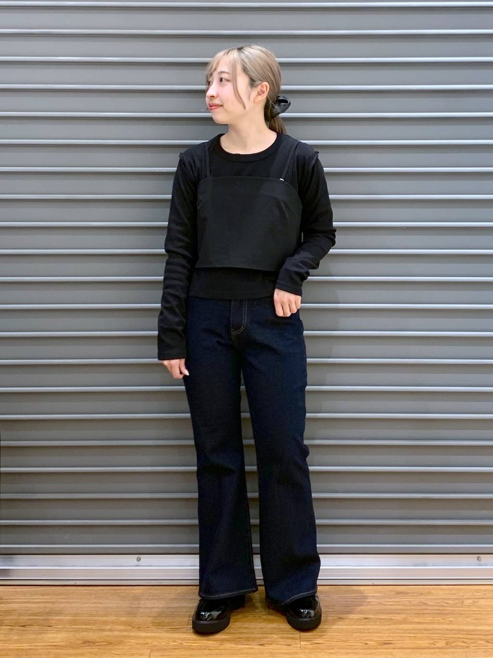 ブラック系のショルダーバッグ、ブラック系のキャミソール、ブラック系のローファーを着用したレディースの春コーディネートの4枚目の写真