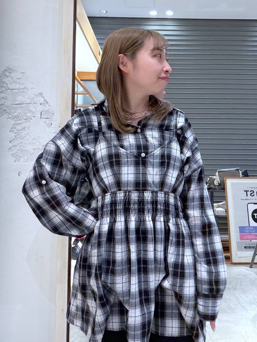 ブラック系のシャツ/ブラウス、ブラック系のキャミソール、ブラック系のニットキャップ/ビーニーを着用したレディースの春コーディネートの3枚目の写真