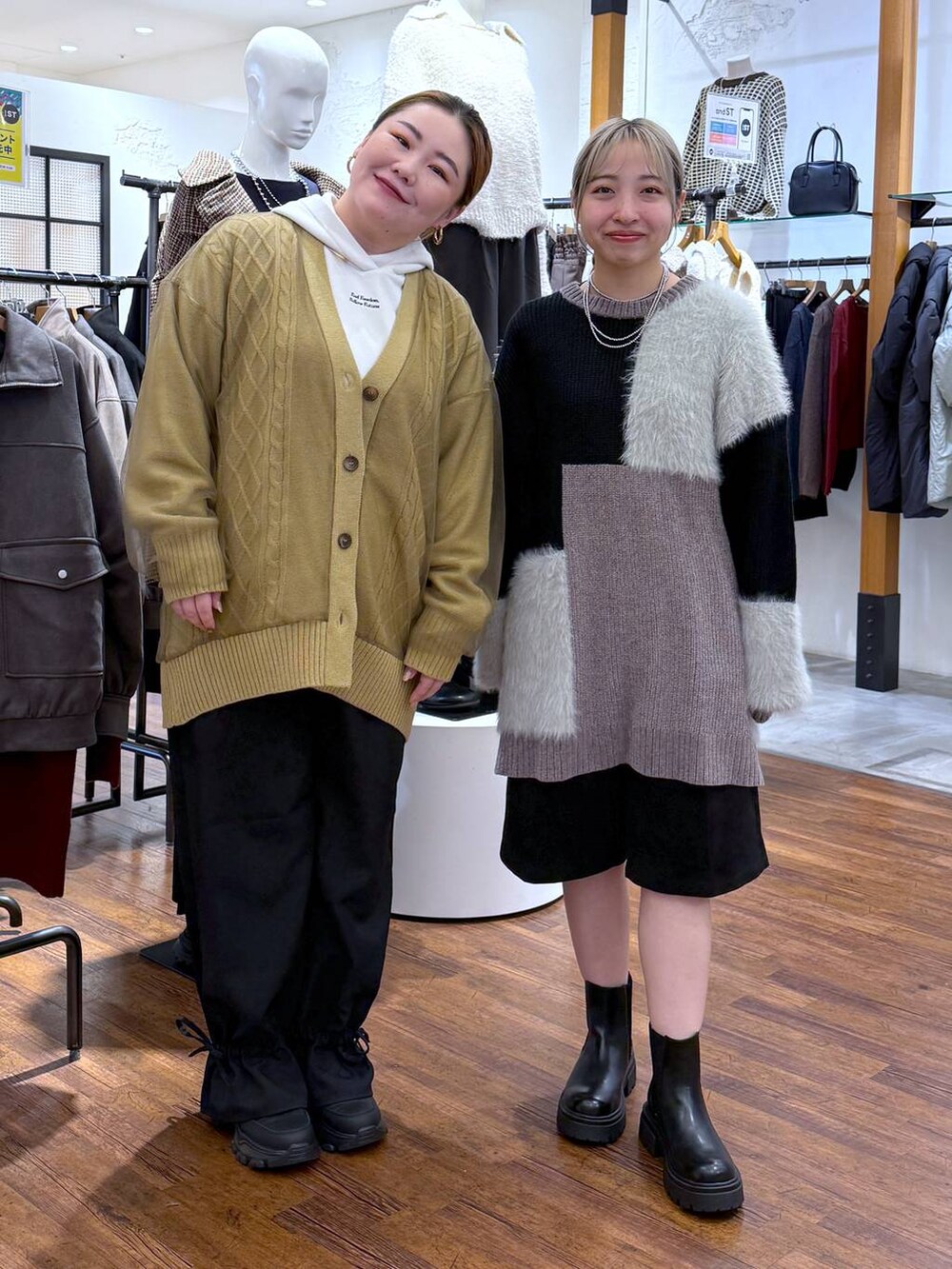 ブラック系のその他パンツ、ブラック系のその他パンツ、ブラック系のブーツを着用したレディースの秋コーディネートの4枚目の写真