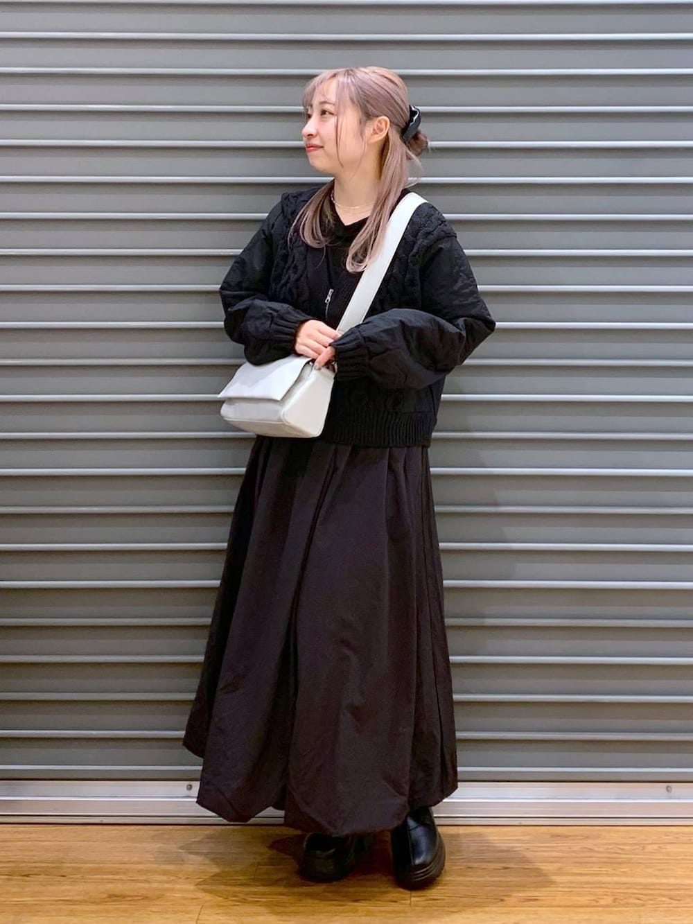 グレー系のショルダーバッグ、ブラック系のカーディガン/ボレロ、ブラック系のブーツを着用したレディースの冬コーディネートの4枚目の写真