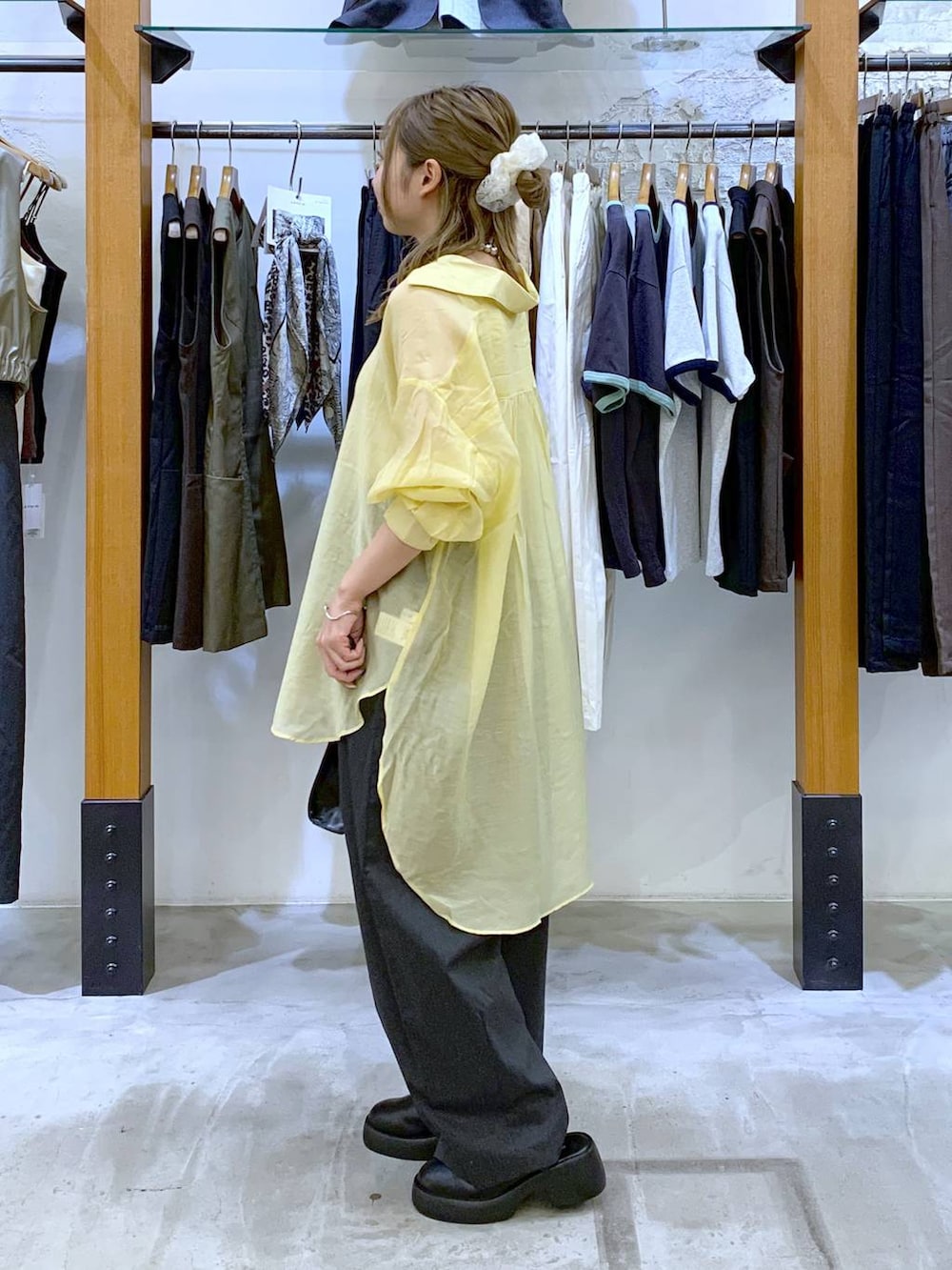 ホワイト系のタンクトップ、ブラック系のショルダーバッグ、イエロー系のシャツ/ブラウスを着用したレディースの秋コーディネートの3枚目の写真