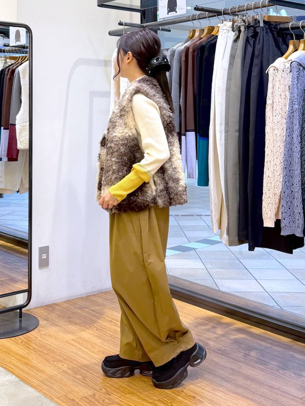 ブラック系のショルダーバッグ、イエロー系のその他パンツ、ブラック系のスニーカーを着用したレディースの秋コーディネートの3枚目の写真