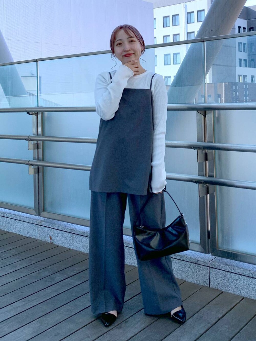 ブラック系のハンドバッグ、ホワイト系のTシャツ/カットソー、グレー系のキャミソールを着用したレディースの春コーディネートの2枚目の写真