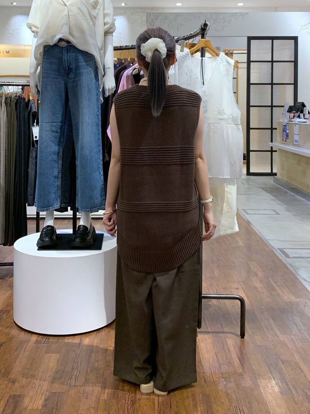 ブラウン系のその他パンツ、ベージュ系のサンダル、ブラック系のショルダーバッグを着用したレディースの秋コーディネートの2枚目の写真