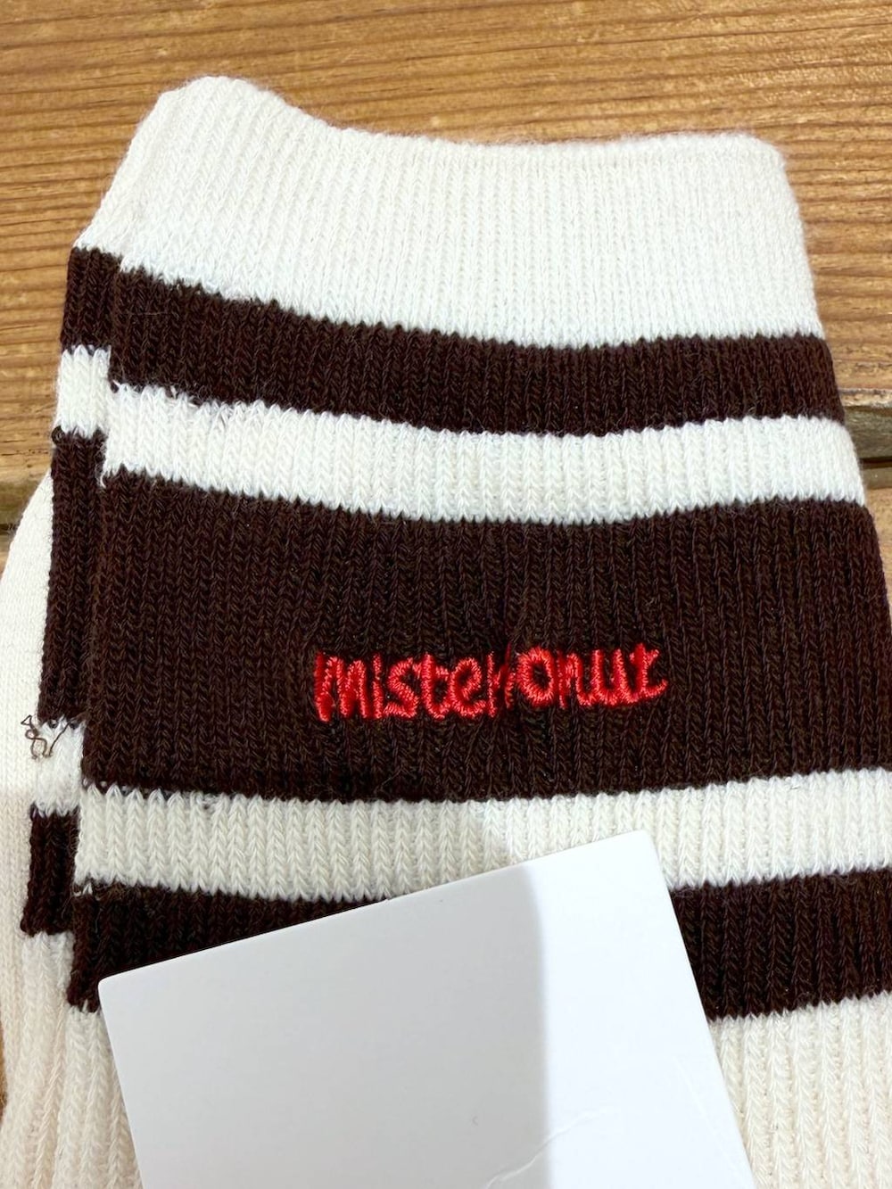 ベージュ系のキャップ、ブルー系のキャップ、レッド系のキャップを着用したレディースの冬コーディネートの4枚目の写真