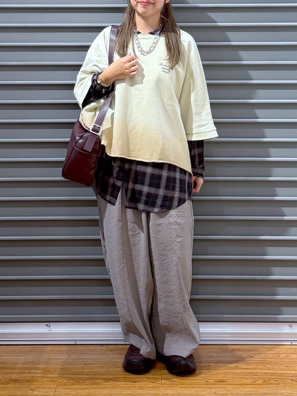 ブラウン系のローファー、ベージュ系のその他パンツ、ブラウン系のシャツ/ブラウスを着用したレディースの秋コーディネートの5枚目の写真