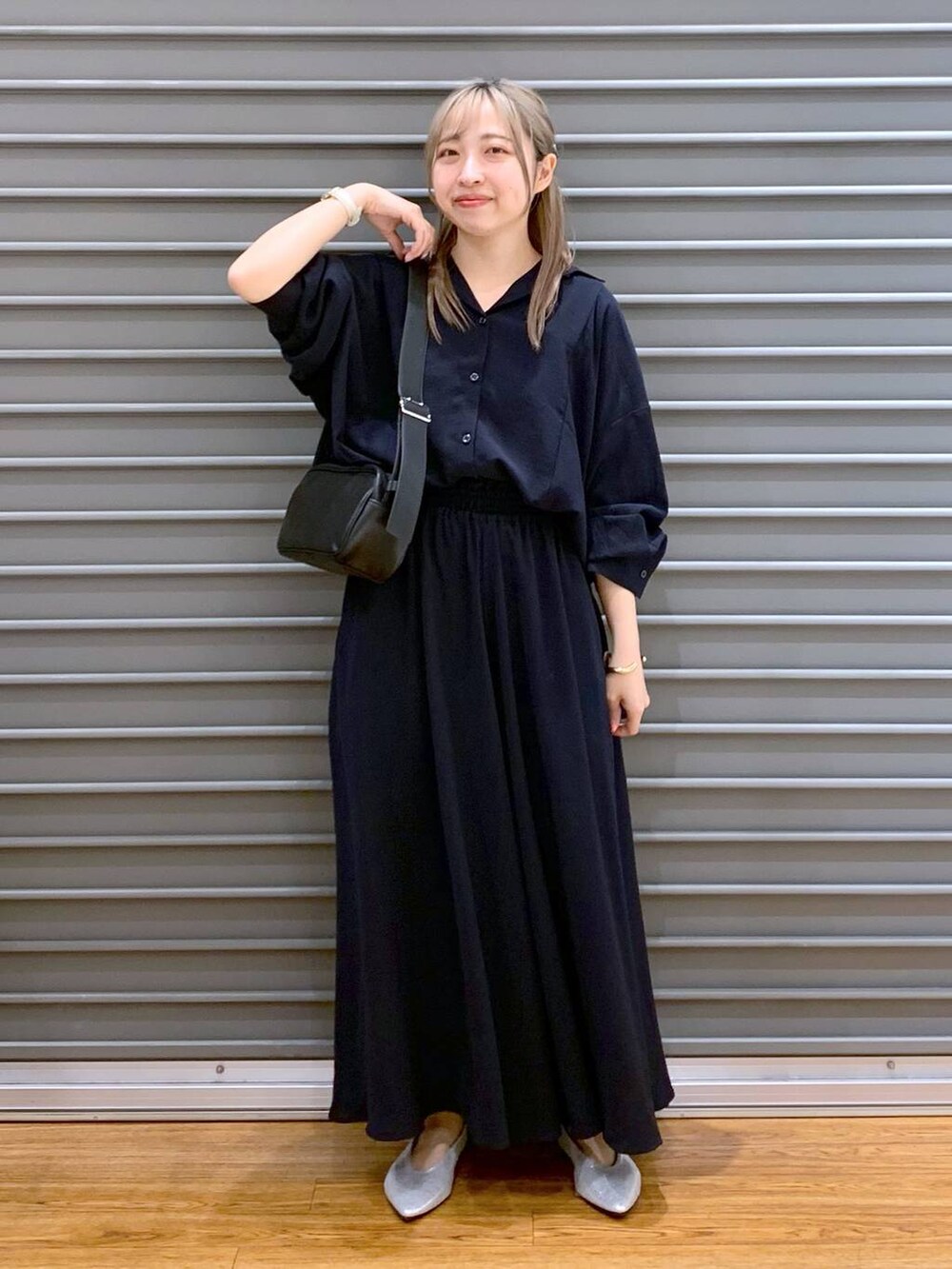 ブルー系のその他パンツ、ブルー系のシャツ/ブラウス、シルバー系のパンプスを着用したレディースの春コーディネートの5枚目の写真