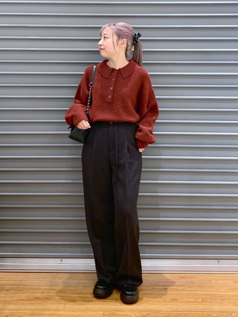 ブラック系のブーツ、ブラック系のその他パンツ、ブラック系のショルダーバッグを着用したレディースの冬コーディネートの4枚目の写真