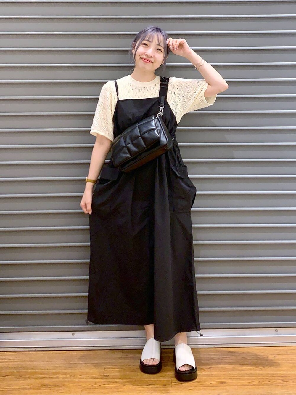 ブラック系のショルダーバッグ、ブラック系のワンピース、ホワイト系のサンダルを着用したレディースの春コーディネートの5枚目の写真