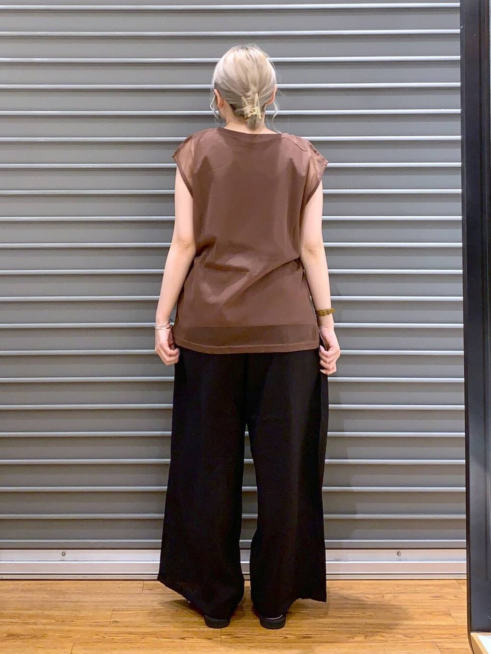 ブラック系のショルダーバッグ、ブラック系のその他パンツ、ブラック系のサンダルを着用したレディースの夏コーディネートの2枚目の写真