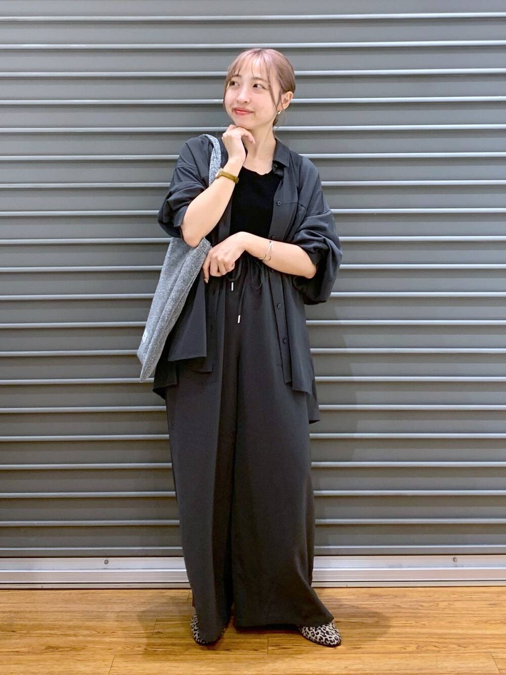 シルバー系のトートバッグ、グレー系のその他パンツ、グレー系のシャツ/ブラウスを着用したレディースの秋コーディネートの4枚目の写真