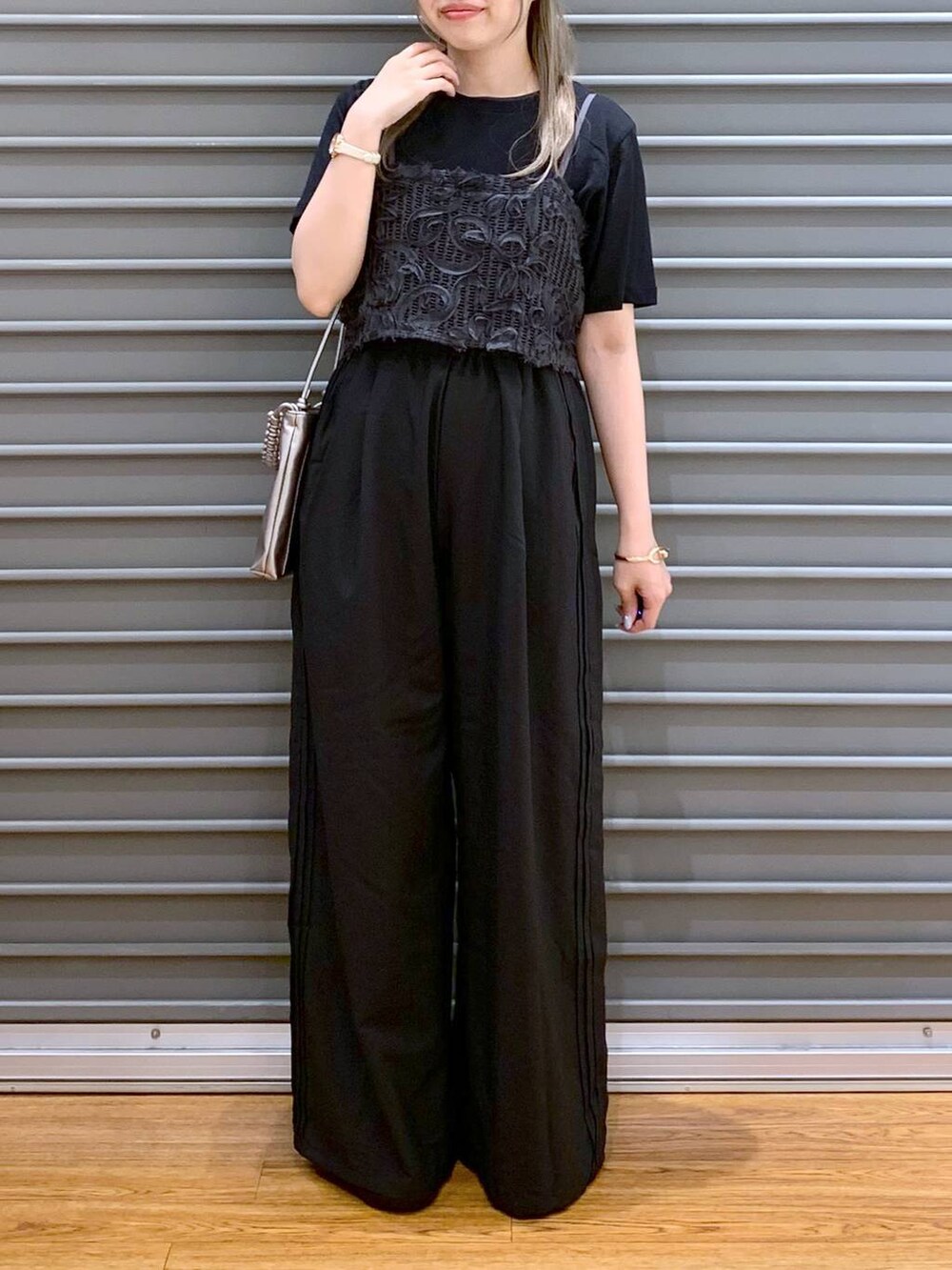 ホワイト系のサンダル、ブラック系のその他パンツ、その他のショルダーバッグを着用したレディースの夏コーディネートの4枚目の写真