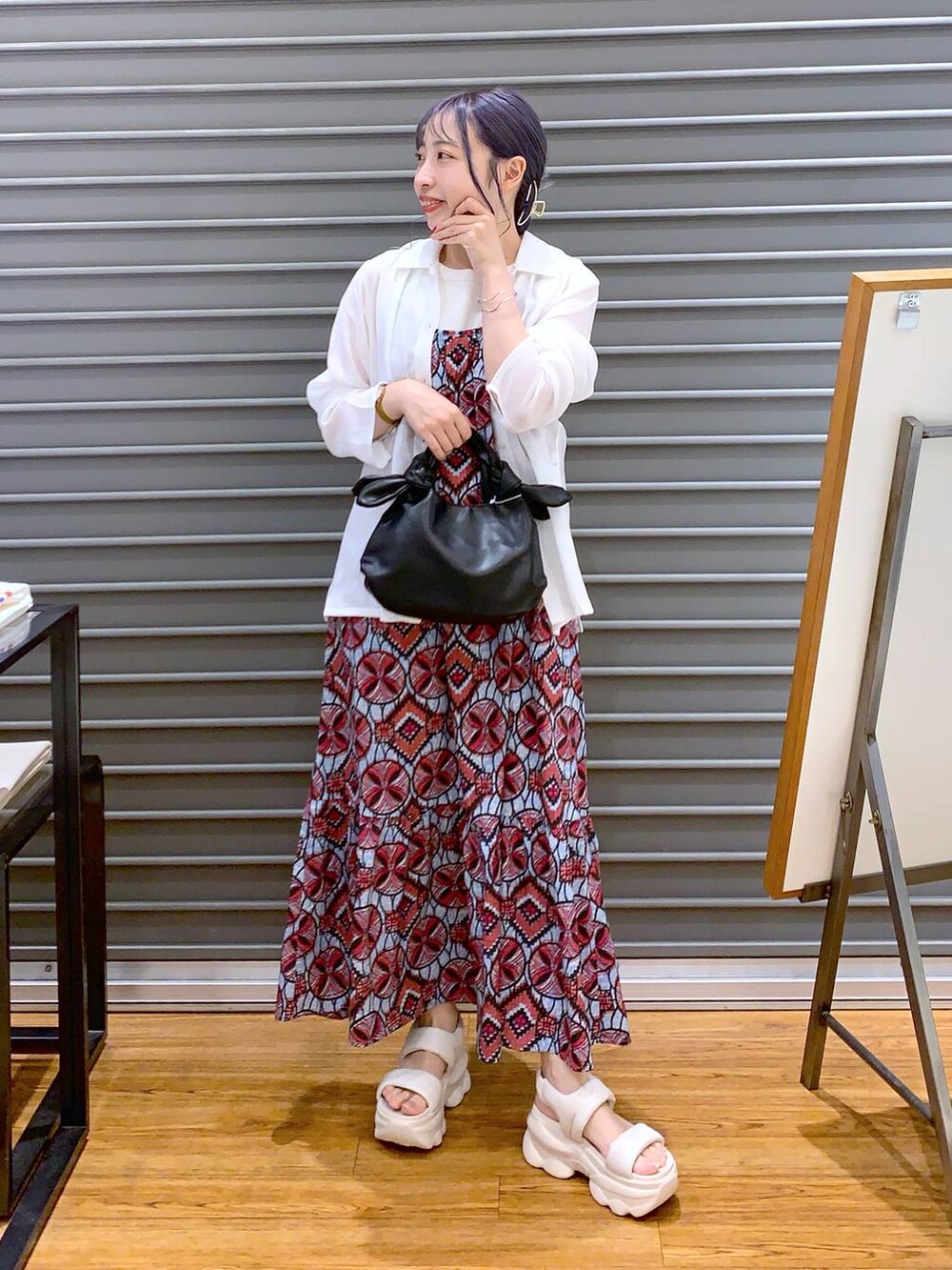 ホワイト系のサンダル、ピンク系のワンピース、ホワイト系のタンクトップを着用したレディースの夏コーディネートの5枚目の写真