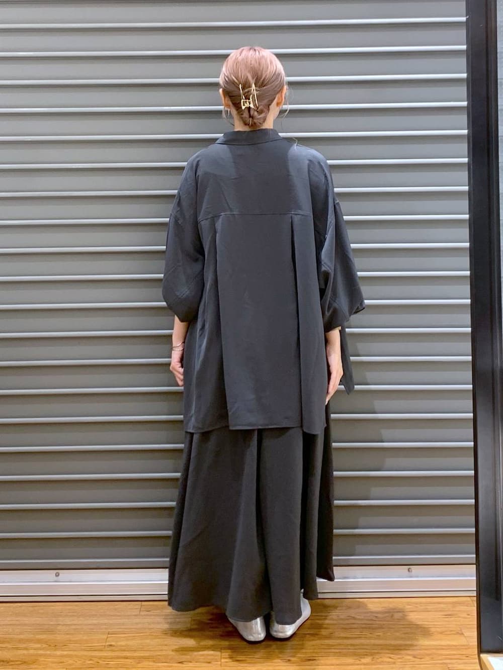 グレー系のその他パンツ、ブラック系のボストンバッグ、シルバー系のパンプスを着用したレディースの秋コーディネートの2枚目の写真