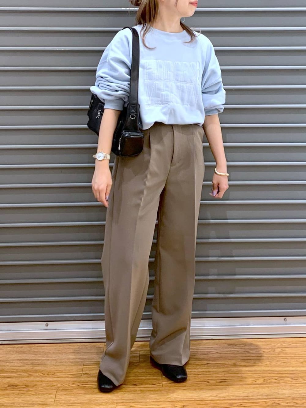 ブラック系のブーツ、ブラウン系のスーツパンツ、ブラック系のショルダーバッグを着用したレディースの冬コーディネートの4枚目の写真