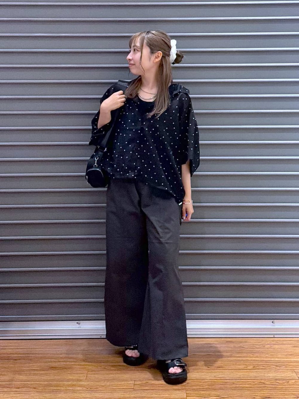 ブラック系のシャツ/ブラウス、グレー系のその他パンツ、ブラック系のサンダルを着用したレディースの夏コーディネートの4枚目の写真
