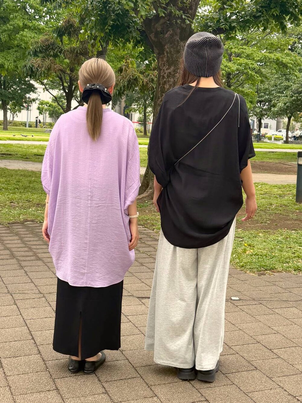 ブラック系のスカート、グレー系のその他パンツ、ブラック系のパンプスを着用したレディースの夏コーディネートの2枚目の写真