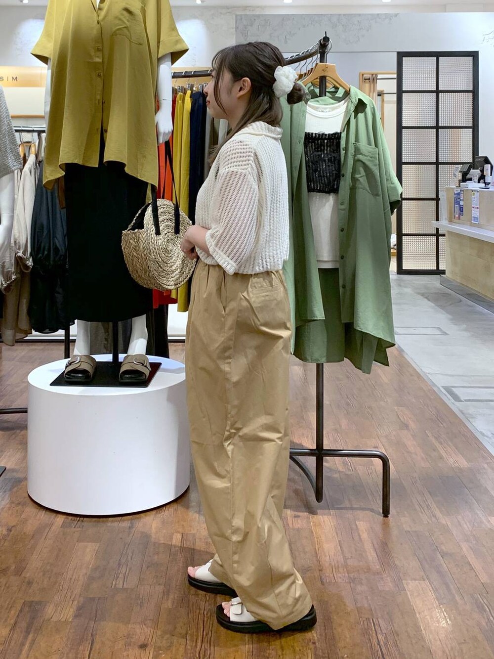 ホワイト系のサンダル、ベージュ系のその他パンツ、ブラック系のショルダーバッグを着用したレディースの夏コーディネートの3枚目の写真