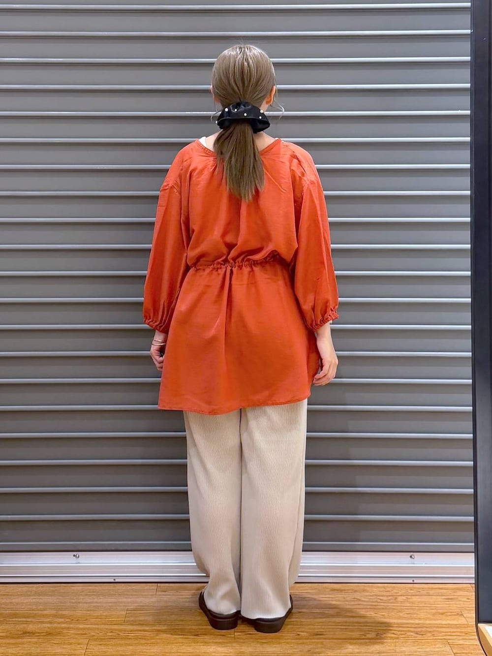 ベージュ系のその他パンツ、ブラウン系のサンダル、ブラウン系のショルダーバッグを着用したレディースの春コーディネートの2枚目の写真