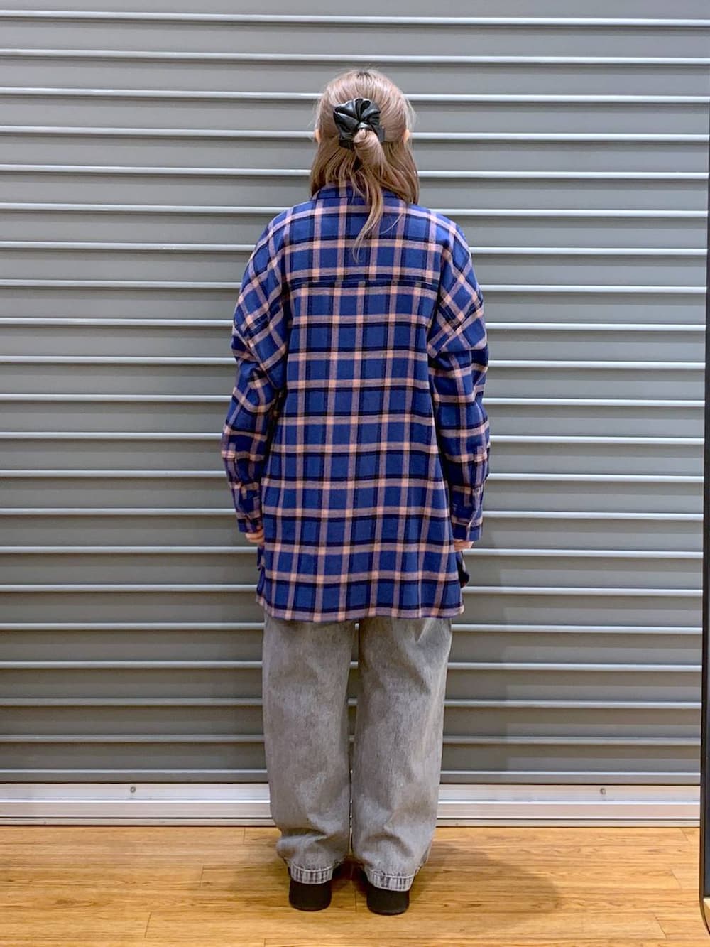 ブラック系のブーツ、ブラック系のニット/セーター、ブラック系のショルダーバッグを着用したレディースの冬コーディネートの2枚目の写真