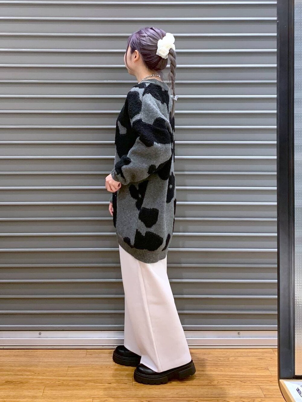 ベージュ系のその他パンツ、その他のショルダーバッグ、ブラック系のブーツを着用したレディースの冬コーディネートの3枚目の写真