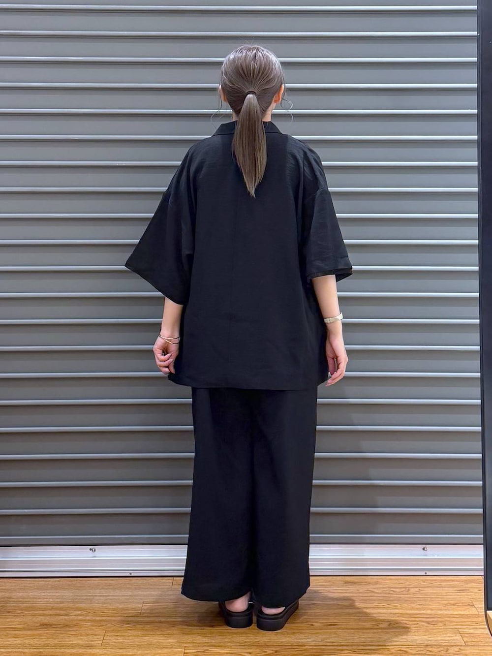 ブラック系のその他パンツ、ブラック系のサンダル、ブラック系のテーラードジャケットを着用したレディースの夏コーディネートの2枚目の写真