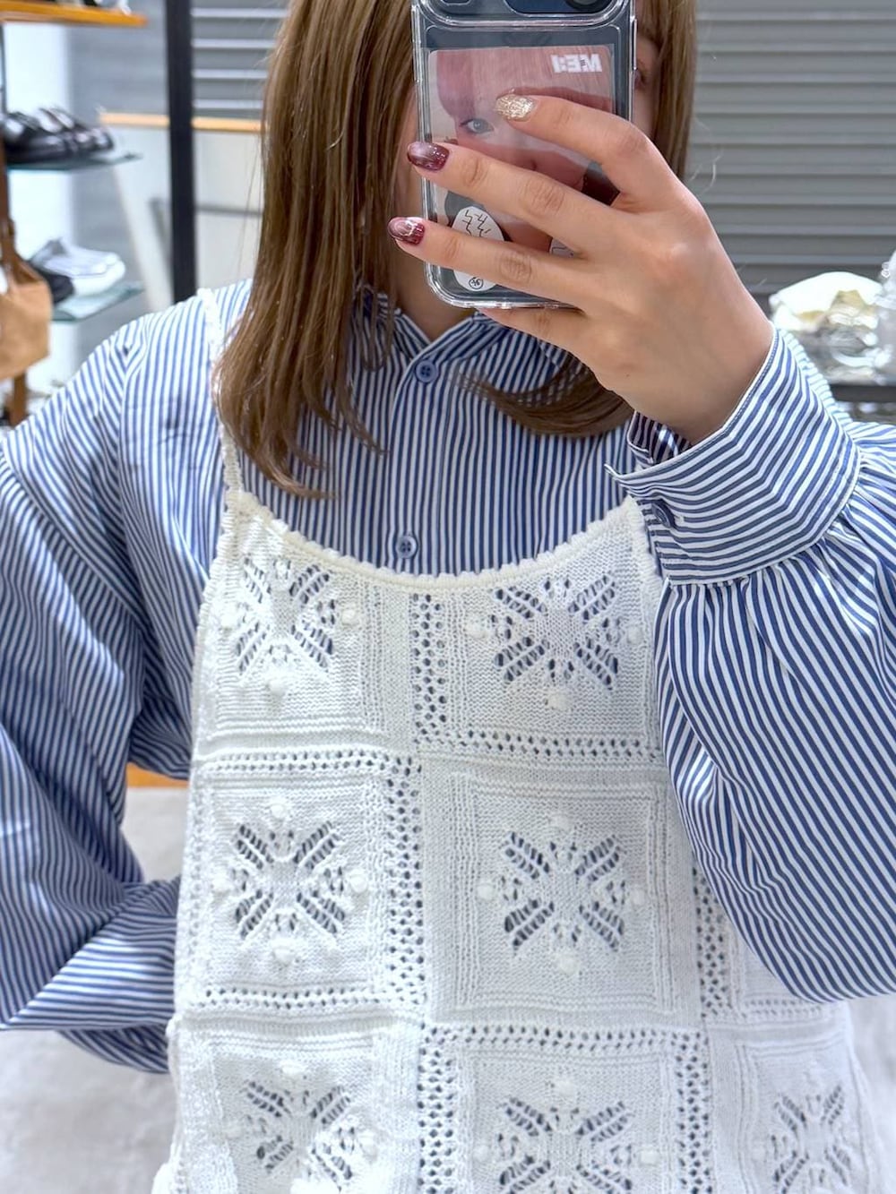 ブルー系のシャツ/ブラウス、ブルー系のデニムパンツ、ホワイト系のキャミソールを着用したレディースの春コーディネートの8枚目の写真