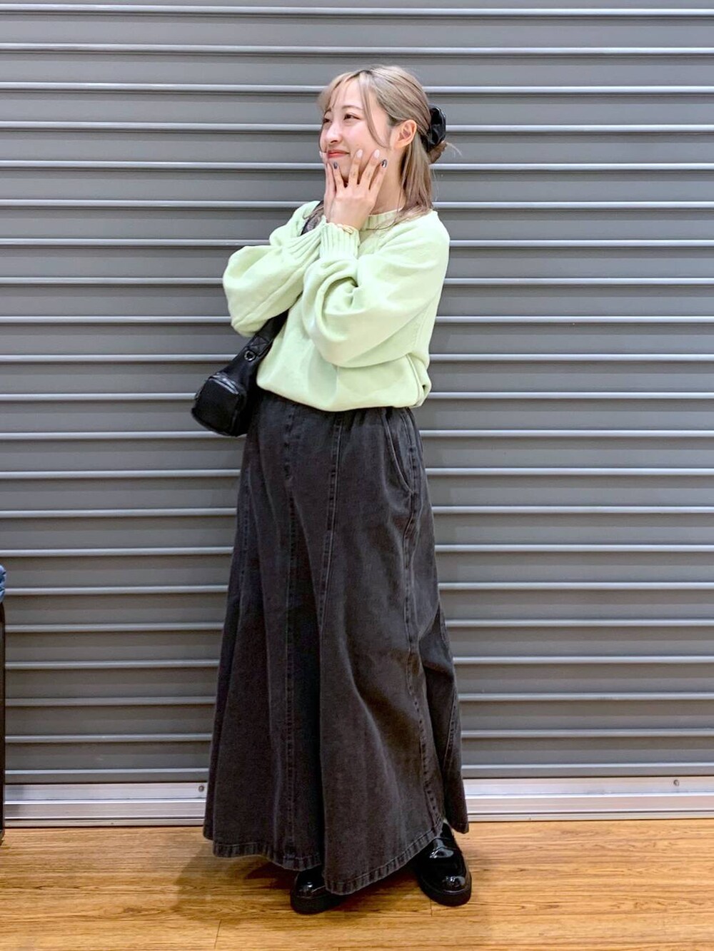 「20代_LEPSIM、セールコーデ、楽ちんコーデ、低身長、カジュアル、きれいめ、休日コーデ、きれいめカジュアル_LEPSIM、体型カバー、ラフ、LEPSIM、着痩せ・細見え、ゆったり、スカート、ニット」｜「LEPSIMのフェイクレザーマルチポケットショルダー　250432（ショルダーバッグ、ブラック系）」を使った、daharalepsimさん（レディース・151cm）の春コーディネートの3枚目の写真