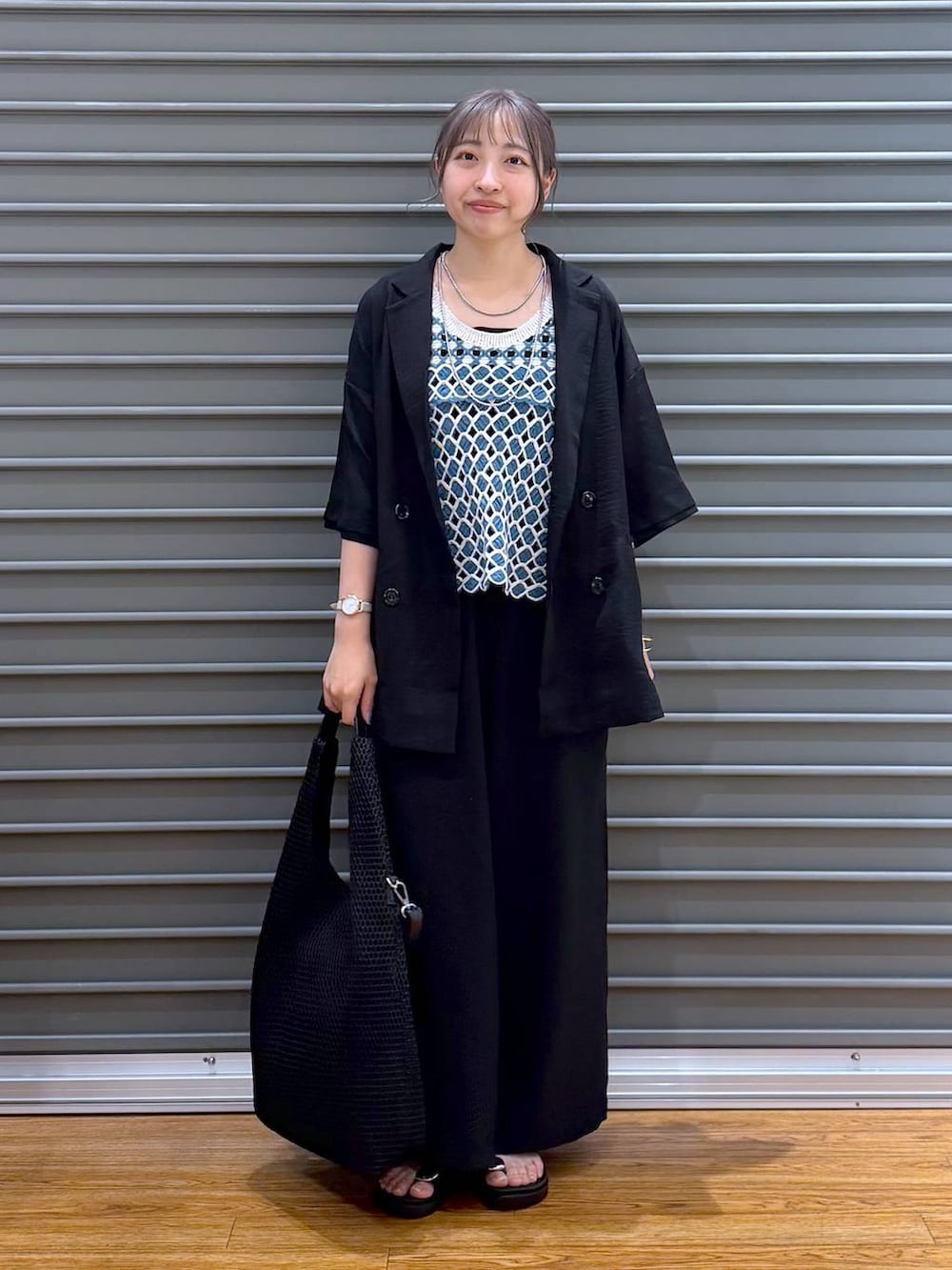 ブラック系のその他パンツ、ブラック系のサンダル、ブラック系のテーラードジャケットを着用したレディースの夏コーディネートの5枚目の写真
