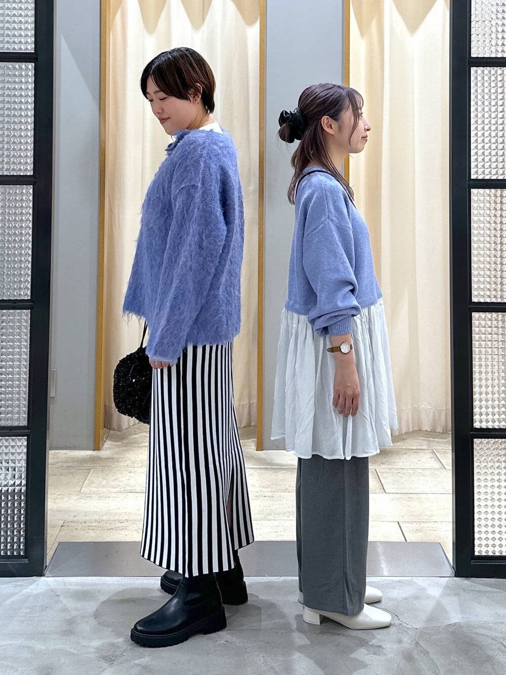 ブラック系のブーツ、ブラック系のショルダーバッグ、ブルー系のショルダーバッグを着用したレディースの秋コーディネートの3枚目の写真