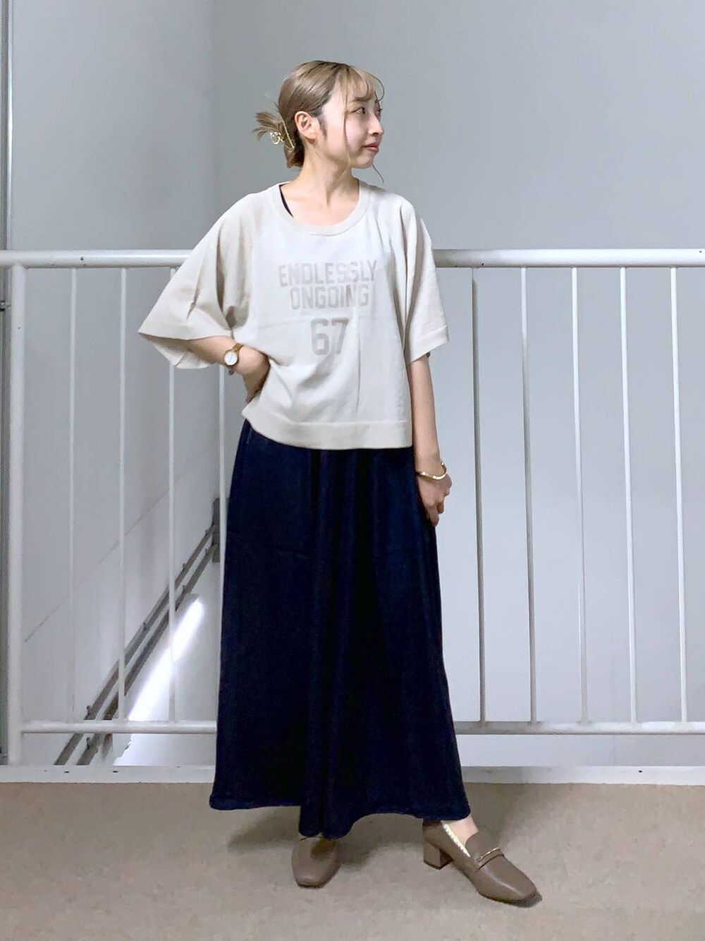 ベージュ系のその他パンツ、ベージュ系のローファーを着用したレディースの夏コーディネートの3枚目の写真