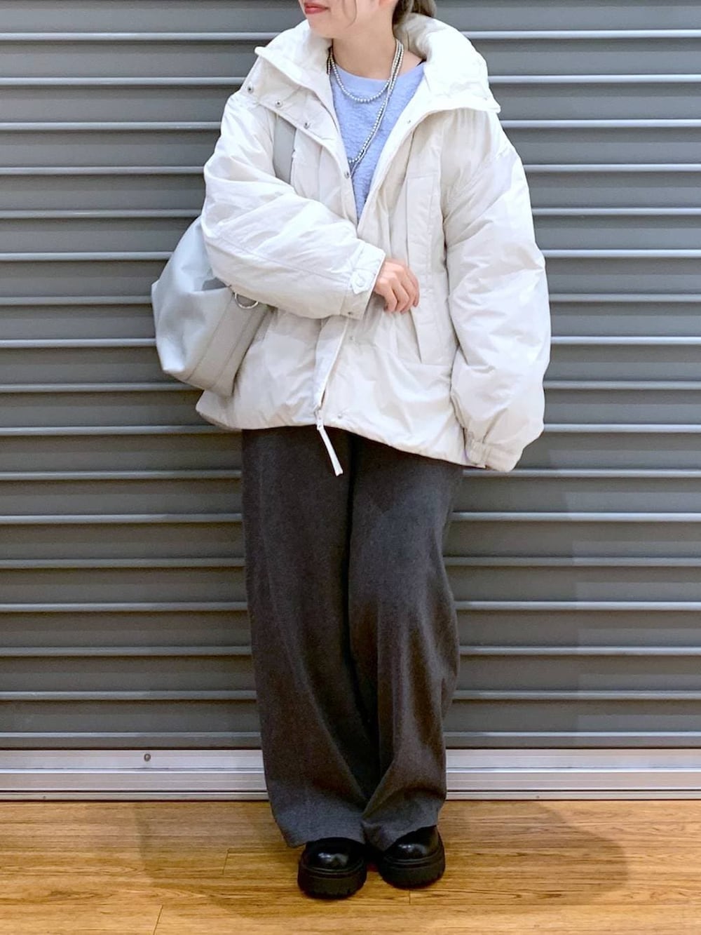 ベージュ系のその他アウター、グレー系のショルダーバッグ、ブラック系のブーツを着用したレディースの冬コーディネートの8枚目の写真