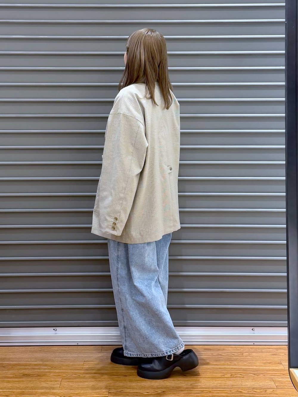 ブラック系のサンダル、ブラウン系のボストンバッグ、ホワイト系のTシャツ/カットソーを着用したレディースの春コーディネートの3枚目の写真