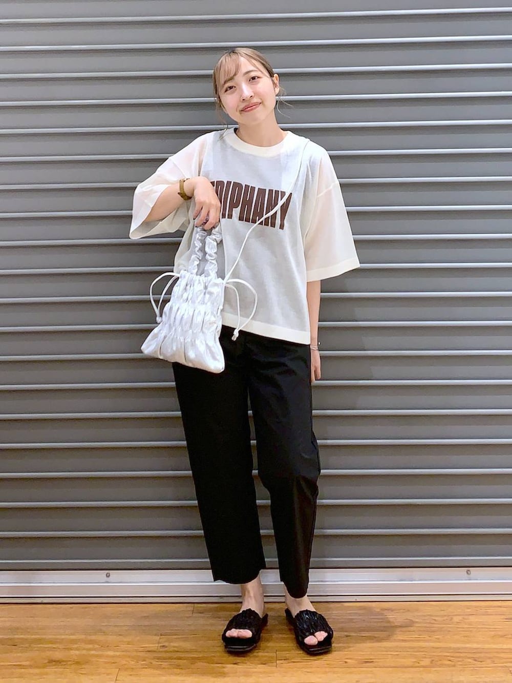 ホワイト系のその他トップス、ブラック系のその他パンツ、シルバー系のショルダーバッグを着用したレディースの夏コーディネートの3枚目の写真