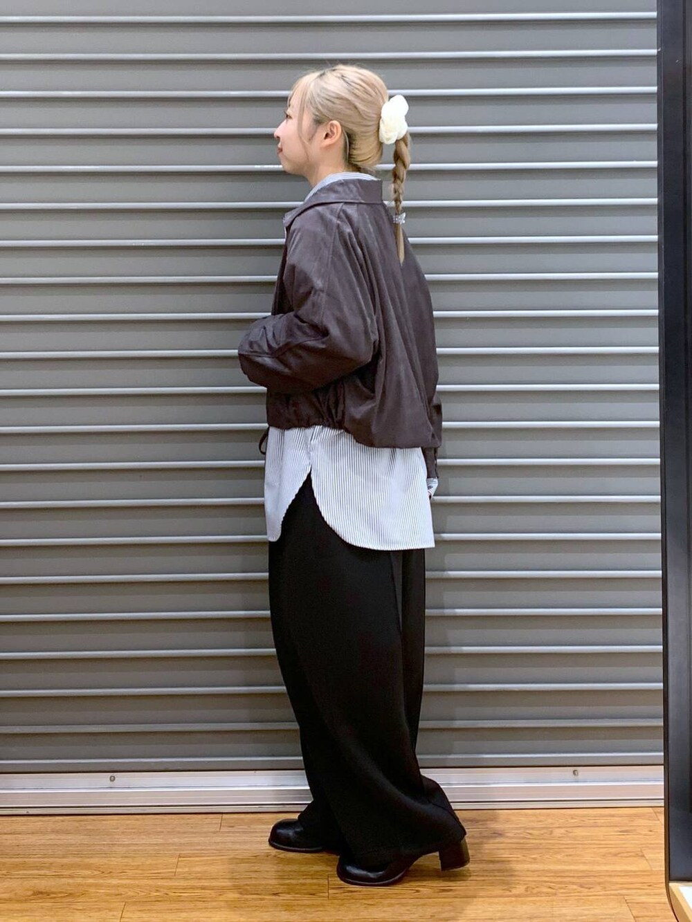 ブラック系のスウェットパンツ、ブラック系のその他シューズ、ブラック系のボストンバッグを着用したレディースの秋コーディネートの3枚目の写真