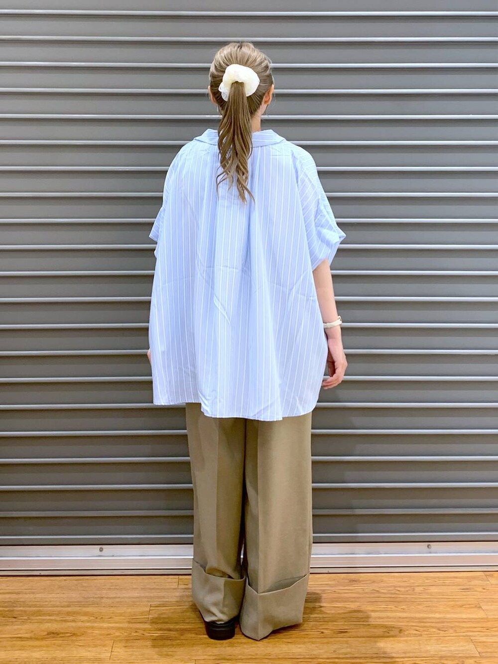 ホワイト系のTシャツ/カットソー、その他のシャツ/ブラウス、ホワイト系のサンダルを着用したレディースの夏コーディネートの2枚目の写真