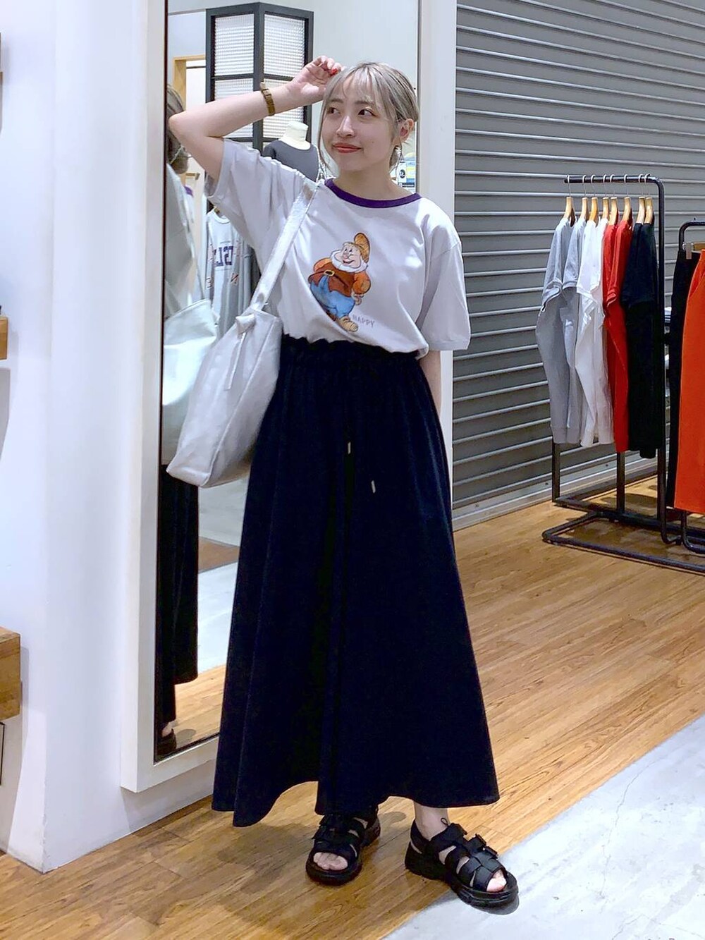 グレー系のショルダーバッグ、ブラック系のサンダル、ブルー系のその他パンツを着用したレディースの夏コーディネートの3枚目の写真