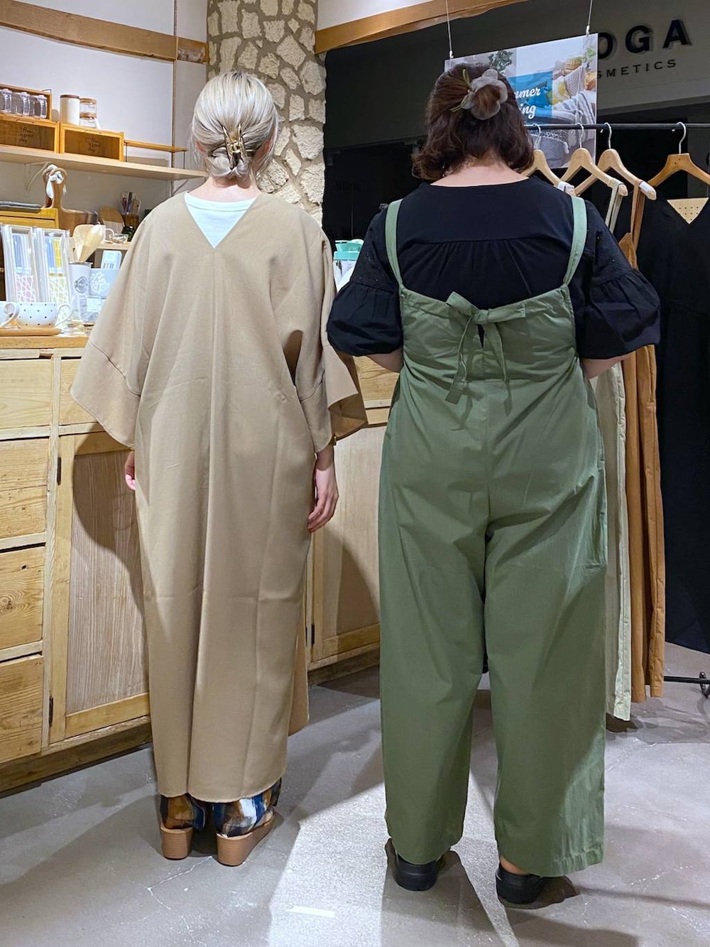 グリーン系のサロペット/オーバーオール、ベージュ系のサンダル、ベージュ系のワンピースを着用したレディースの春コーディネートの2枚目の写真